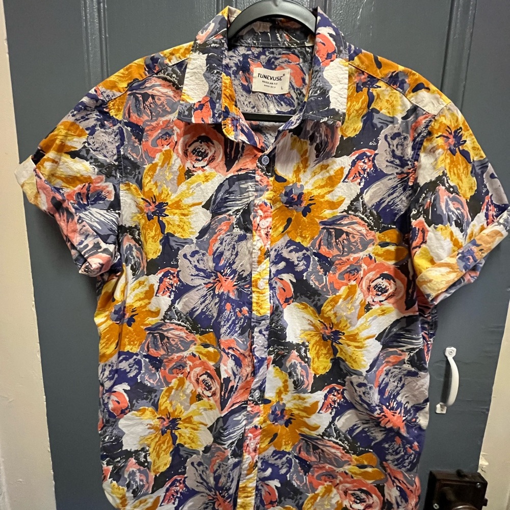 Men’s Large Collared short sleeve button up.